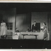 Photographs of the production, "El cuarto lleno de rosas"