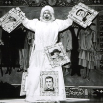 Photograph of Déxter Cápiro (La señora) in the production, "El álbum"