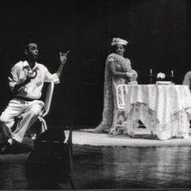 Photograph of Déxter Cápiro (Pepe) and Arístides Naranjo (Virgilio) in the production, “Si vas a comer, espera por Virgilio”