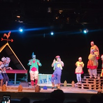 Photographs of the theatrical production, El gallo electrónico