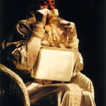 Photograph of Déxter Cápiro (La señora) in the production, "El álbum"