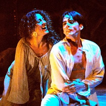 Photograph of Déxter Cápiro (Lorca ensangrentado) and Paulina Gálvez (Lorca como mujer) in the production, "Lorca con un vestido verde"