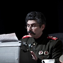 Photographs of a rehearsal for the theatrical production, Cartas de amor a Stalin