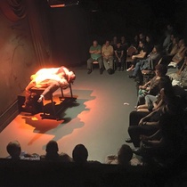 Photographs of the theatrical production, La profesión de la Sra. Warren (Miami, 2015)