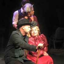 Photographs of the theatrical production, La profesión de la Sra. Warren (Miami, 2015)