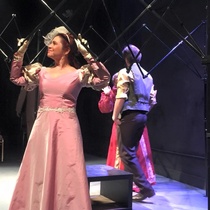 Photographs of the theatrical production, La profesión de la Sra. Warren (Miami, 2015)