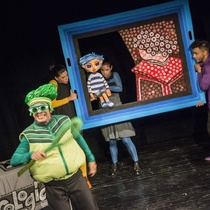 Photographs of the theatrical production, Retratos de un niño llamado Pablo