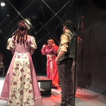 Photographs of the theatrical production, La profesión de la Sra. Warren (Miami, 2015)