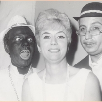 Néstor Cabell in blackface and actors in Cuban vernacular show