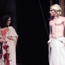 Photograph of the theatrical production, Parece blanca