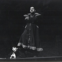 Photograph of Déxter Cápiro (Nicleto) and Roberto Gacio (Sedicom) in the production, “Los siervos”