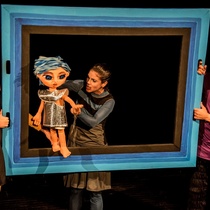 Photographs of the theatrical production, Retratos de un niño llamado Pablo