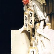 Photograph of Déxter Cápiro (La señora) in the production, "El álbum"