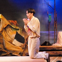 Photograph of Déxter Cápiro in the production, "Lorca con un vestido verde"