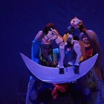 Photographs of the theatrical production, El gato de tres colores