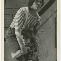 José Armand (Fando, el hombre que la lleva a Tar) and Glenda Díaz-Rigau (Lis, la mujer del cochecito), in "Fando y Lis"