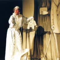 Photograph of Déxter Cápiro (La señora) in the production, "El álbum"