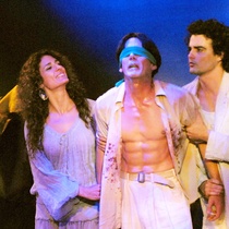 Photograph of Déxter Cápiro (Lorca ensangrentado), Tomás Doval (Lorca en el traje blanco), Ariel Texidó (Lorca en verde) and Paulina Gálvez (Lorca como mujer) in the production, "Lorca con un vestido verde"