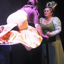 Photographs of the theatrical production, La profesión de la Sra. Warren (Miami, 2015)