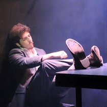 Photographs of the theatrical production, La profesión de la Sra. Warren (Miami, 2015)