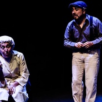 Photographs of the theatrical production, Perdidos en el espaZio