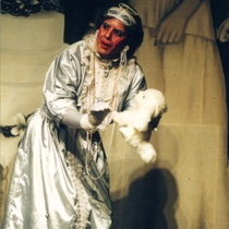 Photograph of Déxter Cápiro (La señora) in the production, "El álbum"