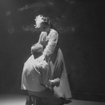 Photographs of the theatrical production, La profesión de la Sra. Warren (Miami, 2015)