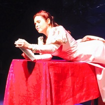 Photographs of the theatrical production, La profesión de la Sra. Warren (Miami, 2015)