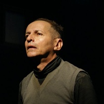 Photograph of Waldo Franco (Clov) in the theatrical production, Final de Partida