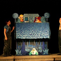 Photographs of the production, "El gorro color de cielo"