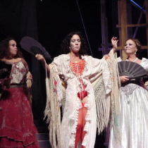 Photograph of the theatrical production, Parece blanca