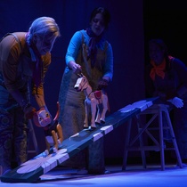 Photographs of the theatrical production, El gato de tres colores