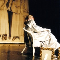 Photograph of Déxter Cápiro (La señora) in the production, "El álbum"