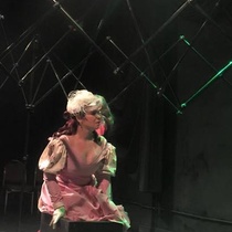 Photographs of the theatrical production, La profesión de la Sra. Warren (Miami, 2015)