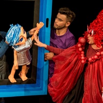 Photographs of the theatrical production, Retratos de un niño llamado Pablo