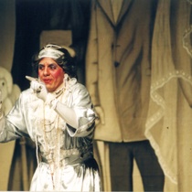 Photograph of Déxter Cápiro (La señora) in the production, "El álbum"