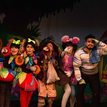 Photographs of the theatrical production, Algo cayó del cielo