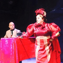 Photographs of the theatrical production, La profesión de la Sra. Warren (Miami, 2015)