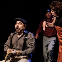 Photographs of the theatrical production, Perdidos en el espaZio