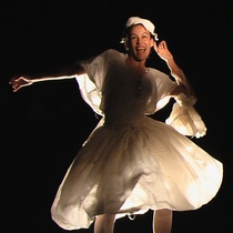 Lorelis Amores in the performance, "Iré a Santiago"