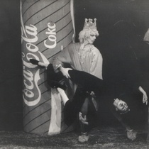 Photograph of Déxter Cápiro in the production, "Fábula del insomnio"