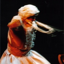 Photograph of Déxter Cápiro (La señora) in the production, "El álbum"