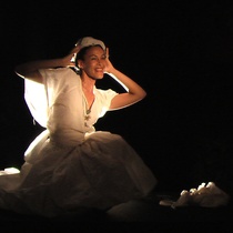 Lorelis Amores in the performance, "Iré a Santiago"