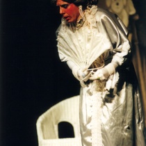 Photograph of Déxter Cápiro (La señora) in the production, "El álbum"