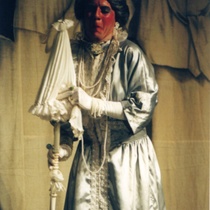 Photograph of Déxter Cápiro (La señora) in the production, "El álbum"