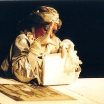 Photograph of Déxter Cápiro (La señora) in the production, "El álbum"