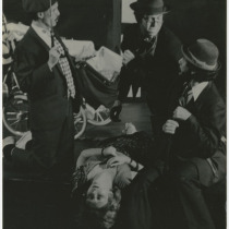 Los tres hombres del paraguas: Ricardo Fernand (Namur), Reynaldo Gonzalez (Mitaro) and José A. González (Toso), and Glenda Díaz-Rigau (Lis, la mujer del cochecito), in "Fando y Lis"  