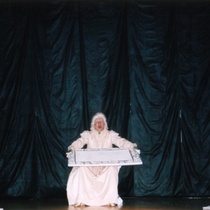 Photograph of Déxter Cápiro (La señora) in the production, "El álbum"