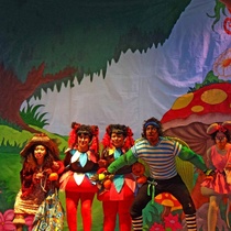 Photograph of the theatrical production, Algo cayó del cielo