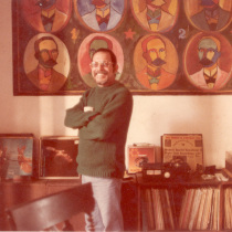 Abelardo Estorino in his house front of José Martí